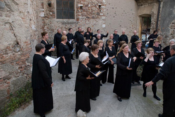 The Chorale rehearses outside, at Valleggio sul Mincio